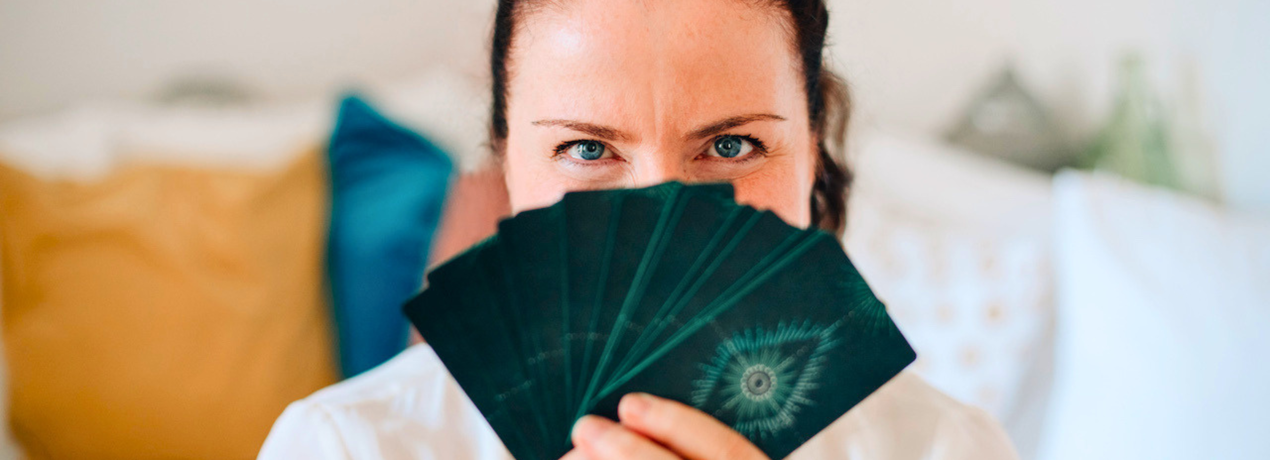 Gesicht hinter Tarotkarten